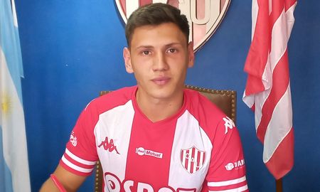 El Club Atlético Unión le compró a Boca Juniors el pase de Enzo Roldán y el mediocampista firmó este lunes un contrato por cuatro años. El Club Atlético Unión le compró a Boca Juniors el pase de Enzo Roldán y el mediocampista firmó este lunes un contrato por cuatro años.