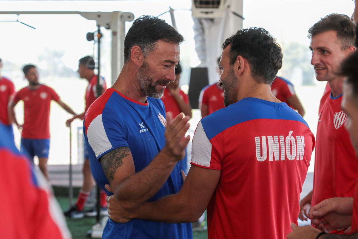 El Kily González con Lucas Gamba, el primer refuerzo que llegó al Tatengue. Foto: Club Unión. El Kily González con Lucas Gamba, el primer refuerzo que llegó al Tatengue. Foto: Club Unión.