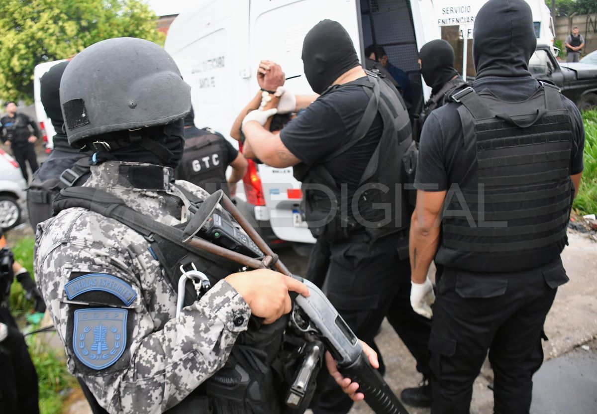 Trasladan detenidos en comisarías a cárceles tras los ataques al Heca y la sucursal bancaria.