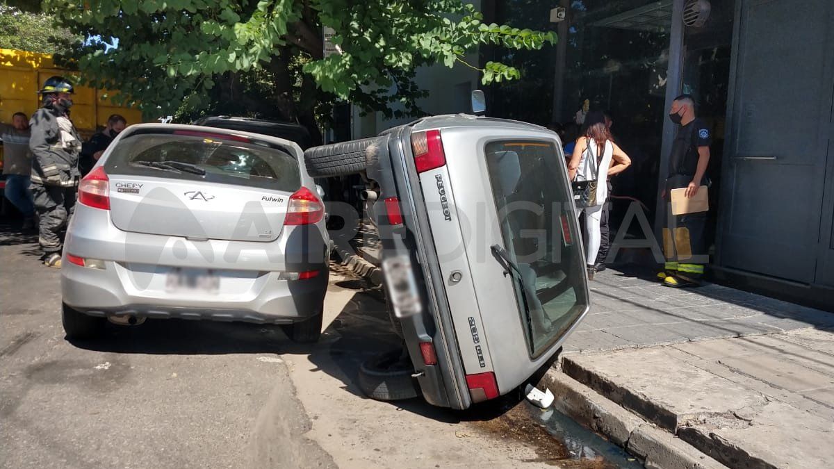En el intento de esquivar a un camión, el conductor del auto chocó a dos autos que se encontraban estacionados.