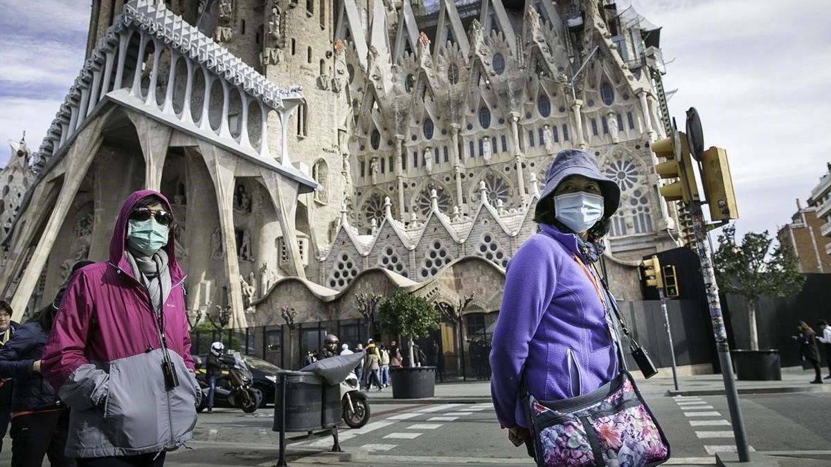 Dos personas en la puerta de La Sagrada Familia.&nbsp;