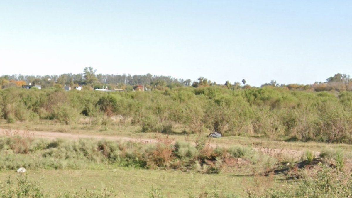 La zona por donde apareció el auto incendiado