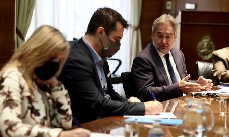 Darío Martínez recibió a empresarios del sector de biocombustibles y a legisladores nacionales por Santa Fe. Darío Martínez recibió a empresarios del sector de biocombustibles y a legisladores nacionales por Santa Fe.