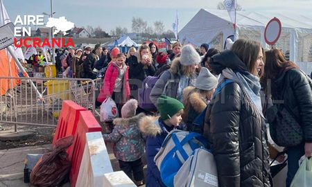 Los refugiados ucranianos cruzan las frontera hacia Polonia. Son todos mujeres y niños porque los hombres deben quedarse en el país como reservistas. Los refugiados ucranianos cruzan las frontera hacia Polonia. Son todos mujeres y niños porque los hombres deben quedarse en el país como reservistas.