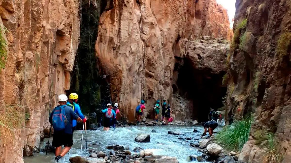 El Cajón del Covunco ofrece paredones de roca y un arroyo de aguas transparentes en plena Patagonia.