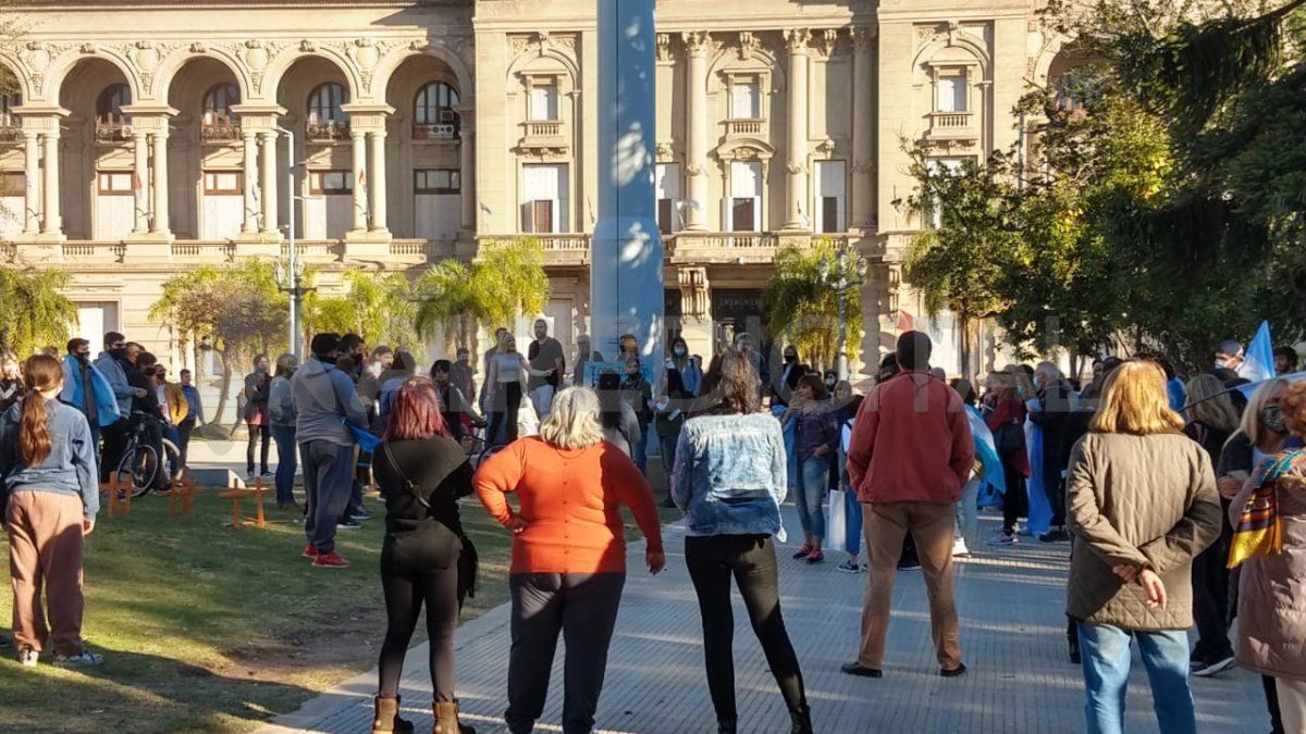 Se concentraron unos 100 manifestantes que reclaman en contra de las medidas restrictivas. 