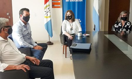 La ministra de Educación de la provincia, Adriana Cantero, encabezó la reunión de la que participaron el senador del departamento San Jerónimo, Leonardo Diana y los concejales Patricia Núñez y Cristian Gónndolo. La ministra de Educación de la provincia, Adriana Cantero, encabezó la reunión de la que participaron el senador del departamento San Jerónimo, Leonardo Diana y los concejales Patricia Núñez y Cristian Gónndolo.