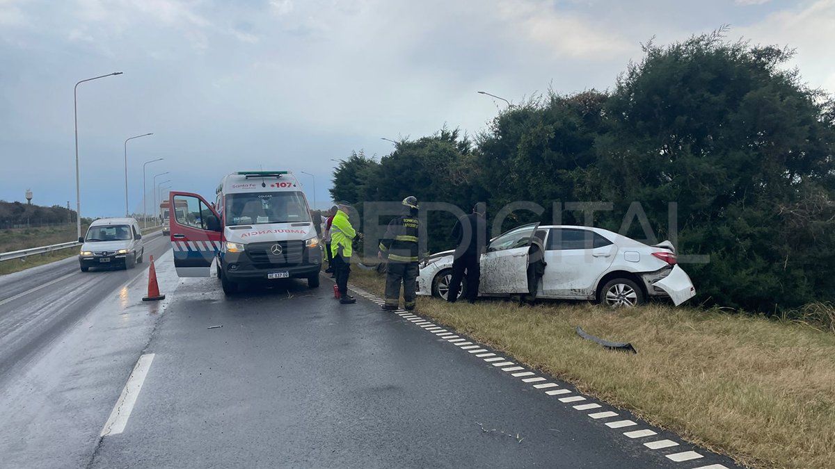El hombre se encuentra en buen estado de salud y, según se supo, logró salir por sus propios medios del vehículo. El hombre se encuentra en buen estado de salud y, según se supo, logró salir por sus propios medios del vehículo.