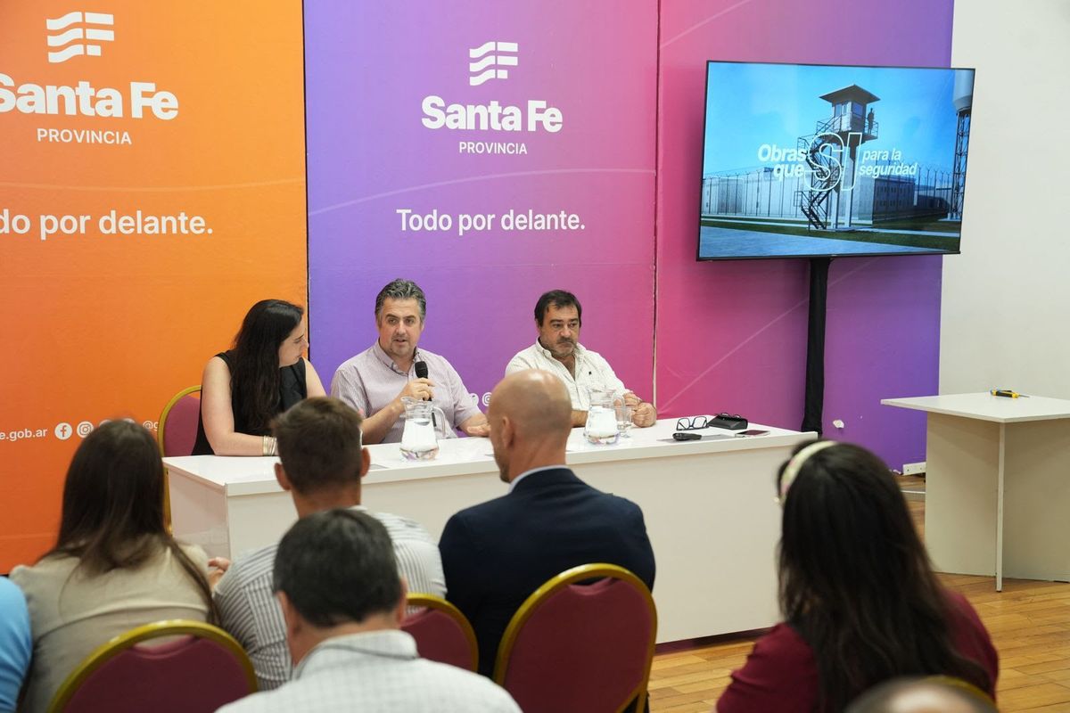 El acto fue encabezado por el ministro de Justicia y Seguridad, Pablo Cococcioni, y cont&oacute; con la presentaci&oacute;n de 19 ofertas, lo que evidenci&oacute; un marcado inter&eacute;s del sector privado en una obra estrat&eacute;gica para el sistema penitenciario provincial.