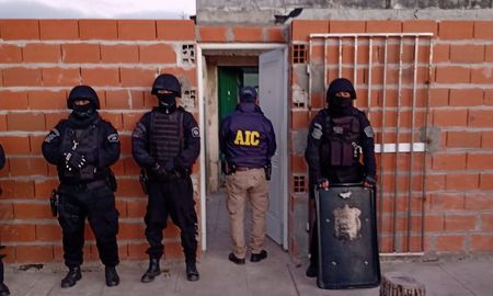 Dos personas detenidas en uno de los tres allanamientos en Santo Tomé.