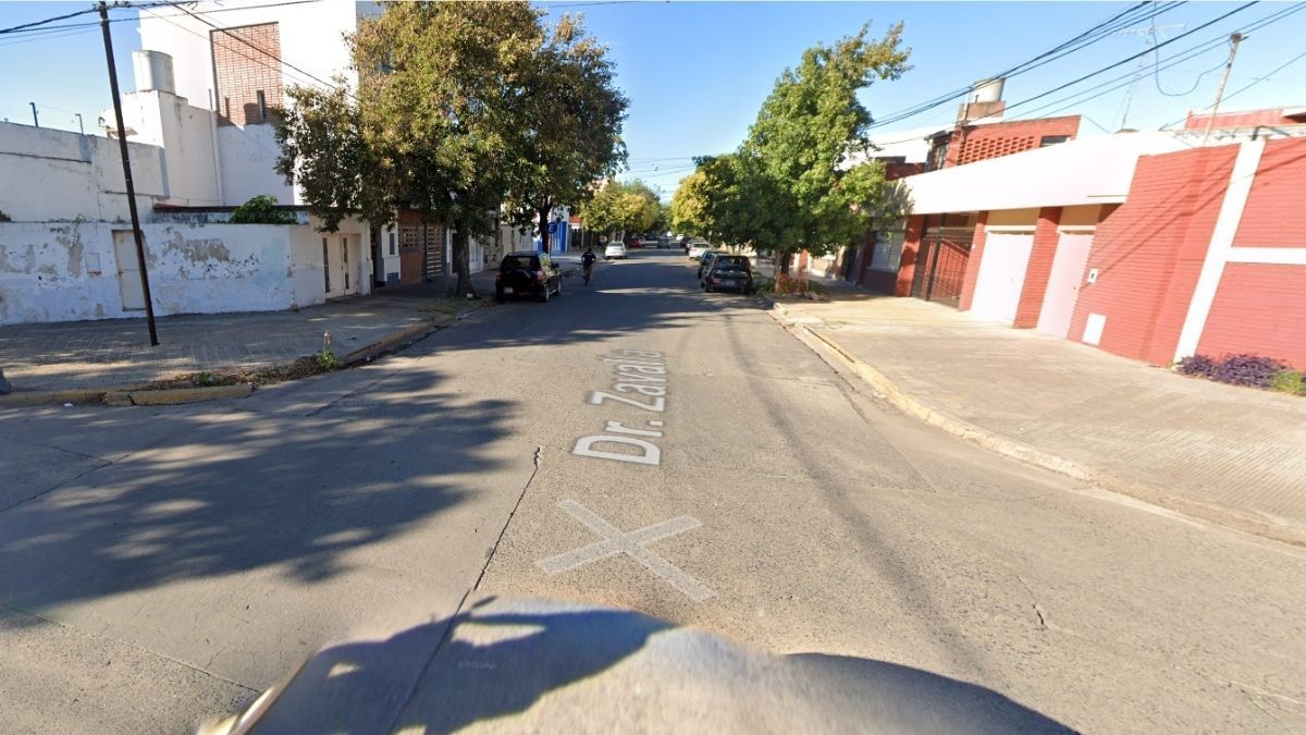 Doctor Zavalla e Hipólito Yrigoyen, el lugar donde los tres delincuentes emboscaron a la víctima y cometieron el asalto Doctor Zavalla e Hipólito Yrigoyen, el lugar donde los tres delincuentes emboscaron a la víctima y cometieron el asalto
