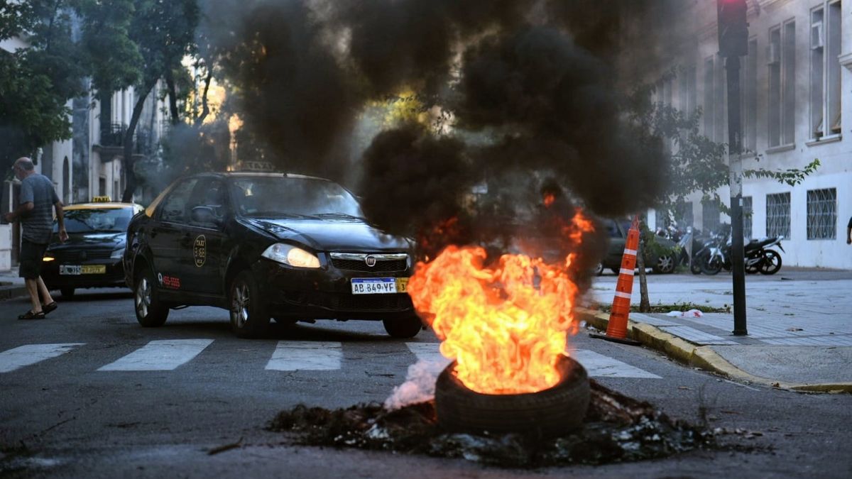 Manifestación de taxistas en Rosario luego del asesinato de dos choferes la semana pasada.