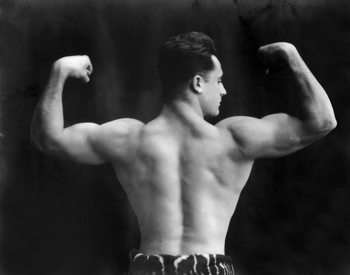 Charles Atlas fue un fisicoculturista italiano nacido el 30 de octubre de 1893. Es considerado el pionero de la disciplina.