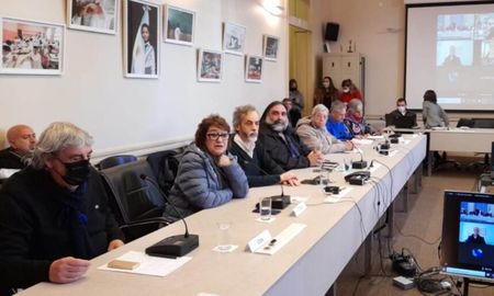 Por el gremio docente CTERA estuvieron en la reunión paritaria la secretaria general Sonia Alesso y el secretario adjunto Roberto Baradel. Por el gremio docente CTERA estuvieron en la reunión paritaria la secretaria general Sonia Alesso y el secretario adjunto Roberto Baradel.
