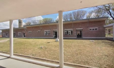 Tensión en la escuela tras una pelea entre estudiantes. Tensión en la escuela tras una pelea entre estudiantes.