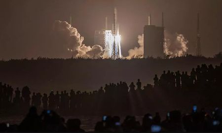 El cohete Larga Marcha 5 con el módulo lunar Change 5 chino despega del centro espacial de Wenchang, en el sur de China, el 24 de noviembre de 2020. El cohete Larga Marcha 5 con el módulo lunar Change 5 chino despega del centro espacial de Wenchang, en el sur de China, el 24 de noviembre de 2020.