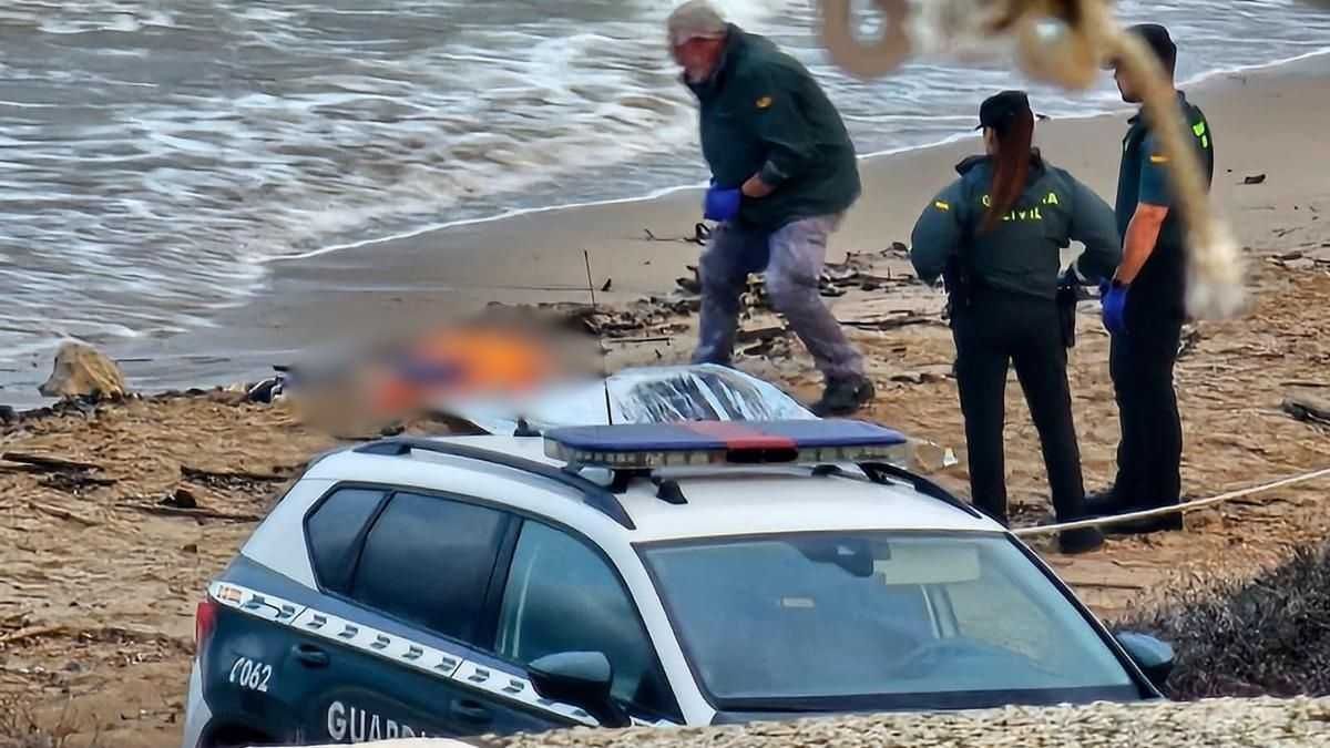 Agentes de la Guardia Civil trabajan para identificar el cuerpo hallado en la playa del Dosel.