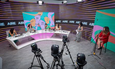 El debate fue conducido por las periodistas de AIRE Alejandra Pautasso, Luciana Trinchieri, Valeria Amaya y Beba Córdoba. El debate fue conducido por las periodistas de AIRE Alejandra Pautasso, Luciana Trinchieri, Valeria Amaya y Beba Córdoba.