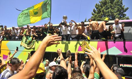 Defensa y Justicia regresó a Buenos Aires y fue recibido por una multitud que festejó la obtención de la Copa Sudamericana. Defensa y Justicia regresó a Buenos Aires y fue recibido por una multitud que festejó la obtención de la Copa Sudamericana.