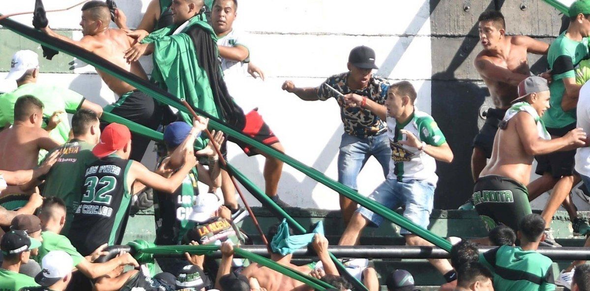 Escalofriante pelea de barras de Nueva Chicago a cuchillazos y patadas