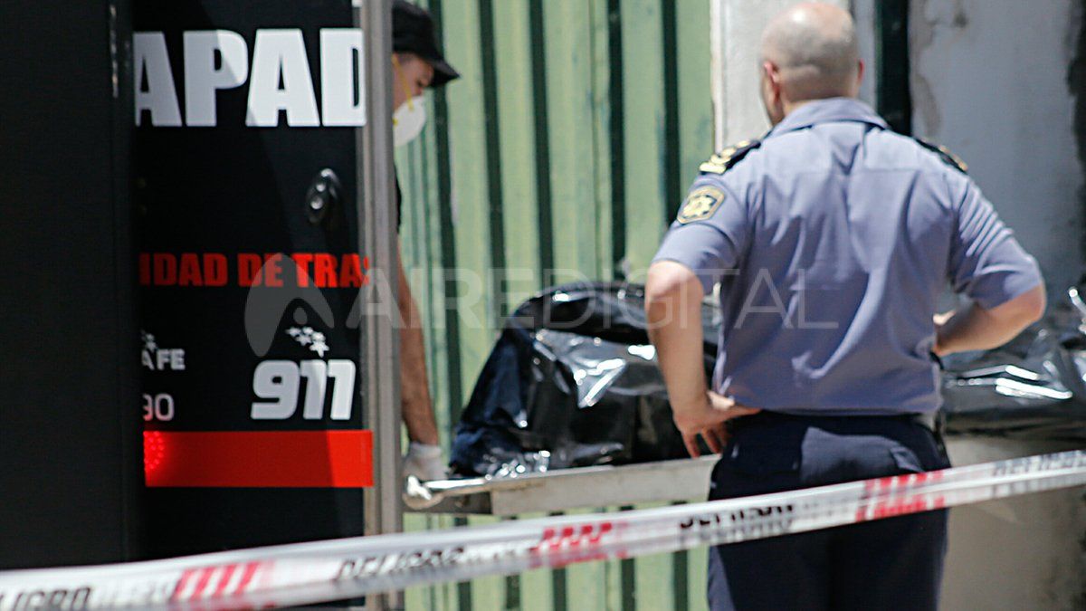 El hecho fue advertido cerca de las 6 de la mañana por vecinos que al notar la presencia del cuerpo llamaron a la policía (foto ilustrativa).