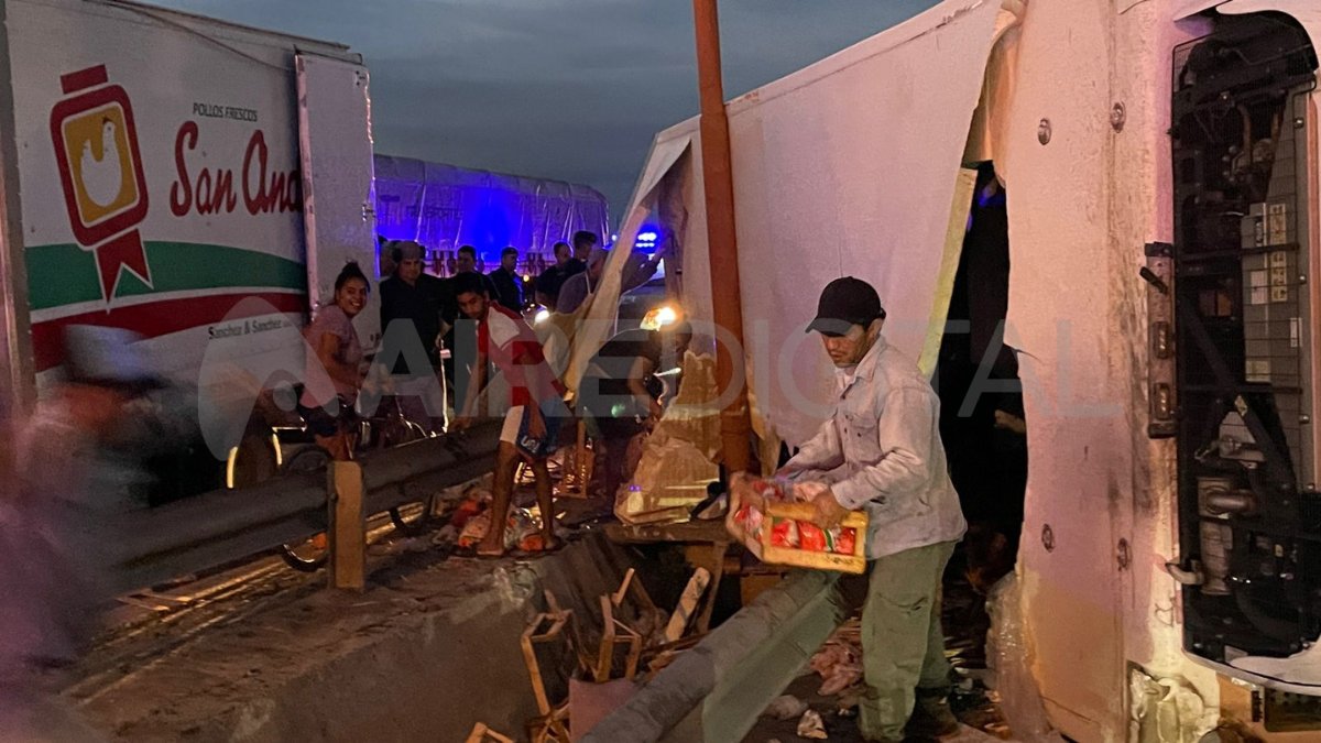 Tras el vuelco del vehículo, una importante cantidad de gente se acercó hasta el lugar para llevarse la mercadería.