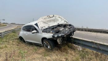 Accidente de tránsito en Circunvalación: un auto chocó y quedó arriba del guardarrail