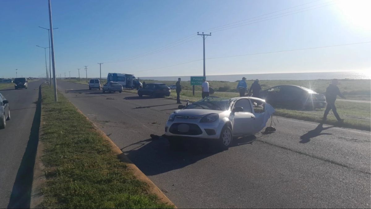 El accidente ocurrió a la altura del kilómetro 503 de la Ruta 11, en el partido de Mar Chiquita. El accidente ocurrió a la altura del kilómetro 503 de la Ruta 11, en el partido de Mar Chiquita.