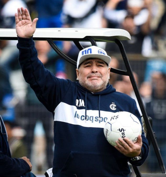 Maradona se presentó en Gimnasia y Esgrima de La Plata ante una multitud y con la emoción a flor de piel