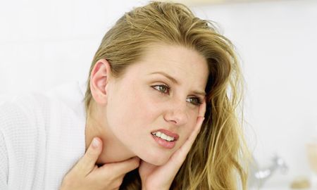 ¿Qué es mejor para combatir el dolor de garganta? Esto dice la ciencia