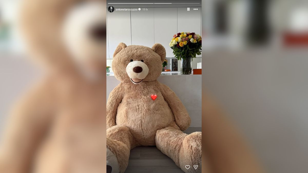 Lionel Messi eligi&oacute; flores y un peluche gigante para agasajar a Antonela Roccuzzo en San Valent&iacute;n.