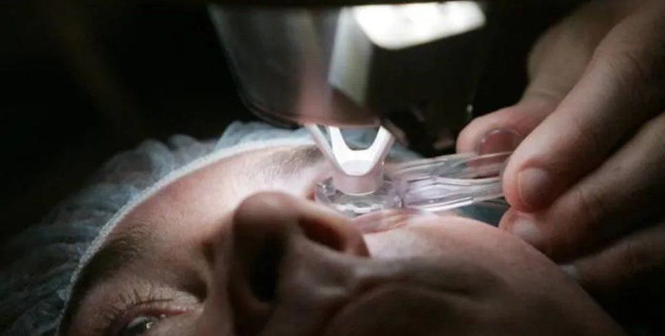 Oftalmólogo le operó el ojo equivocado y trató de “corregir” su error sin anestesia