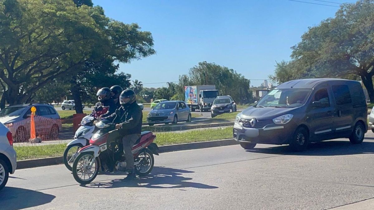 Largas filas y demoras complican el ingreso al Puente Carretero hacia Santo Tomé. Conductores reclaman inspectores de tránsito en la zona. Largas filas y demoras complican el ingreso al Puente Carretero hacia Santo Tomé. Conductores reclaman inspectores de tránsito en la zona.
