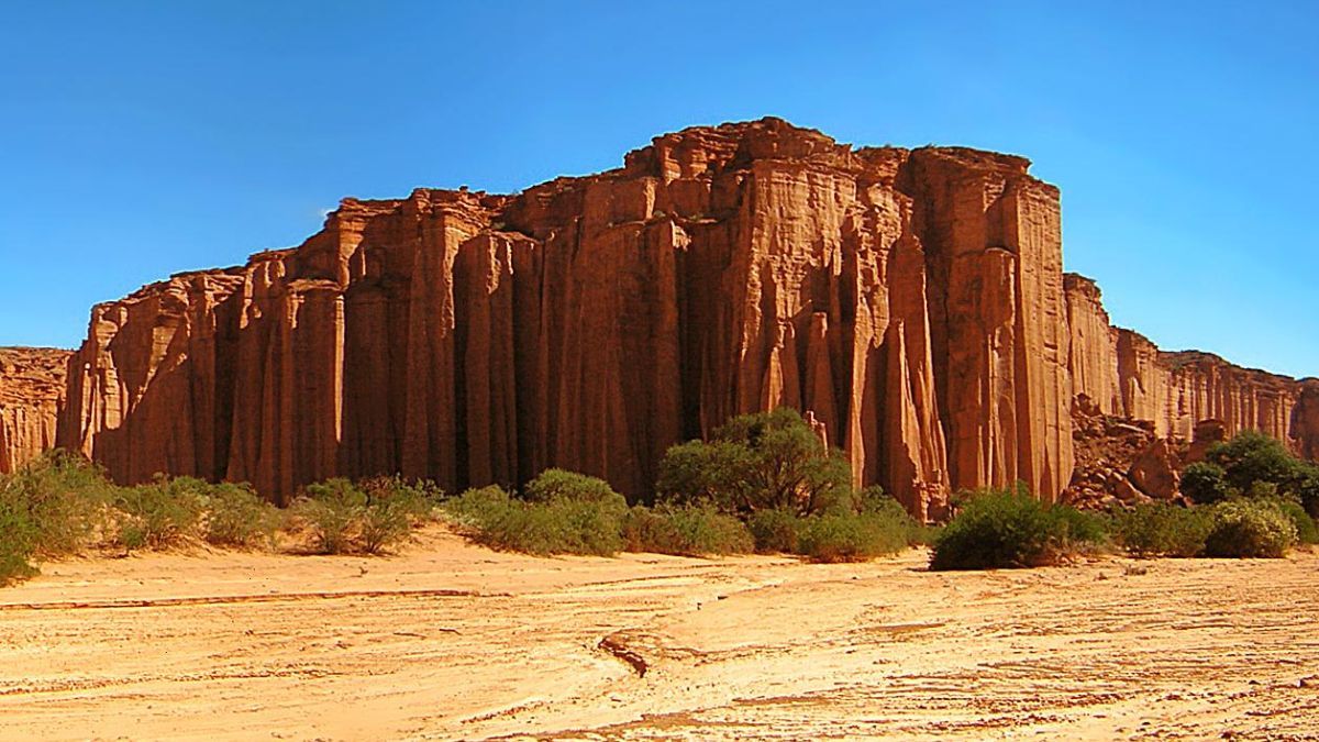 El Parque Nacional Talampaya, un gigante de roca roja. El Parque Nacional Talampaya, un gigante de roca roja.