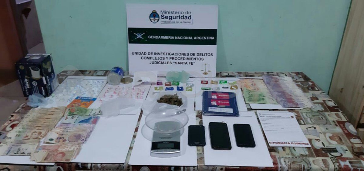 En los allanamientos secuestraron 89 dosis de estupefacientes y documental relevante para la investigación.