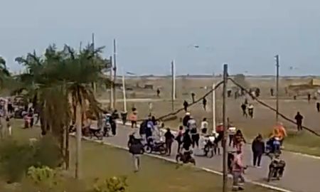 Barrabravas de Talleres de Córdoba se enfrentaron con manifestantes sobre la ruta 11 a la altura de Tacuarendí. Barrabravas de Talleres de Córdoba se enfrentaron con manifestantes sobre la ruta 11 a la altura de Tacuarendí.