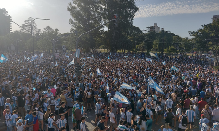 El martes, cuando Argentina venció a Croacia y pasó a la final de la Copa, gran cantidad de venadenses se volcaron a la esquina de Belgrano y 25 Mayo. El martes, cuando Argentina venció a Croacia y pasó a la final de la Copa, gran cantidad de venadenses se volcaron a la esquina de Belgrano y 25 Mayo.