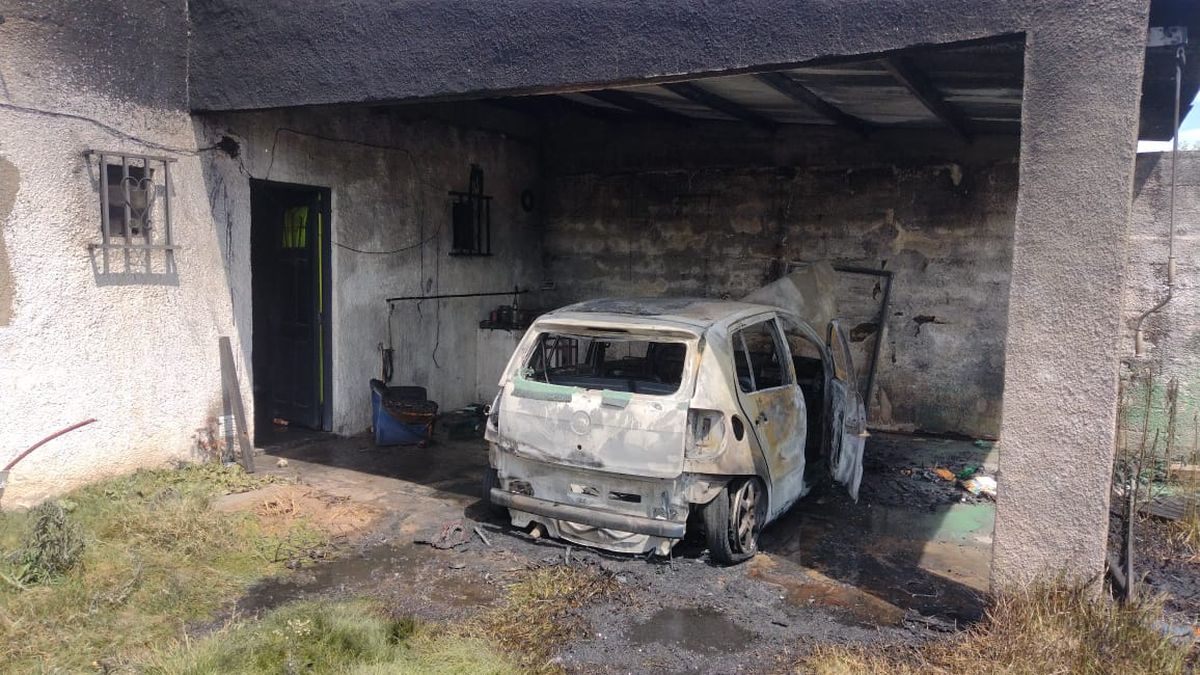 Misterioso incendio de un auto en el interior de una vivienda en barrio 12 de Octubre.
