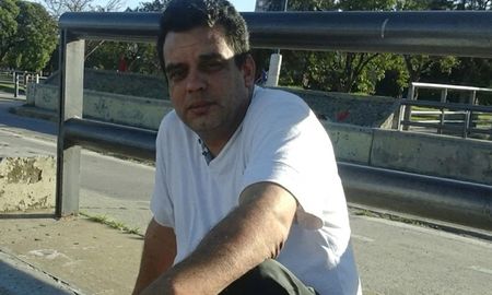 Lorena contó cómo asistió a Eduardo Villanueva tras descompensarse durante un control de tránsito en pleno centro de Santa Fe. Lorena contó cómo asistió a Eduardo Villanueva tras descompensarse durante un control de tránsito en pleno centro de Santa Fe.
