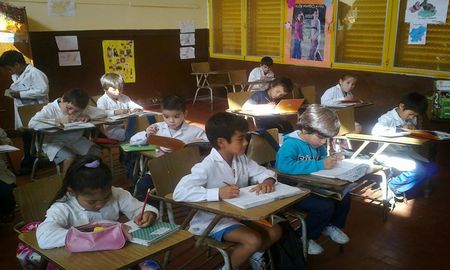 El Ministerio de Educación informó que desde este lunes vuelve la presencialidad en el nivel inicial en toda la provincia, y parcialmente en el nivel primario. El Ministerio de Educación informó que desde este lunes vuelve la presencialidad en el nivel inicial en toda la provincia, y parcialmente en el nivel primario.