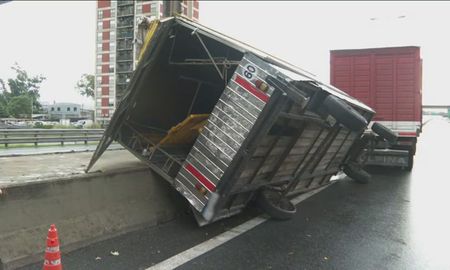 Un camión volcado y otros seis vehículos protagonizaron un accidente en la General Paz. (Foto: TN) Un camión volcado y otros seis vehículos protagonizaron un accidente en la General Paz. (Foto: TN)