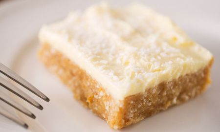 La receta para hacer una deliciosa tarta de limón y coco sin horno. La receta para hacer una deliciosa tarta de limón y coco sin horno.