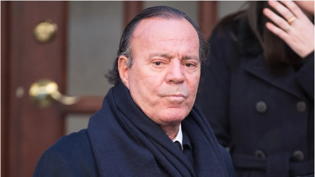 Julio Iglesias fue detenido en el aeropuerto de Punta Cana por el contenido inusual de su valija.&nbsp;