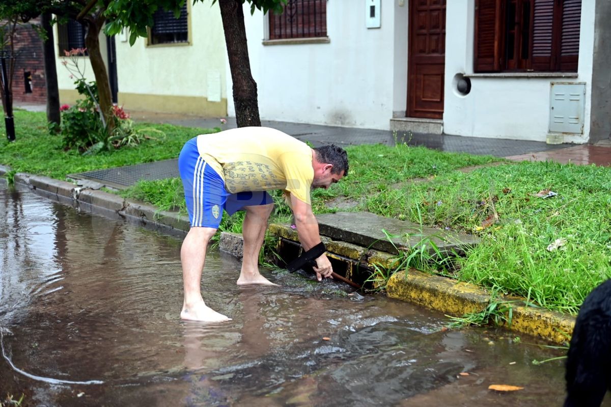 El agua provocó el anegamiento en varias calles de la ciudad de Santa Fe. El agua provocó el anegamiento en varias calles de la ciudad de Santa Fe.