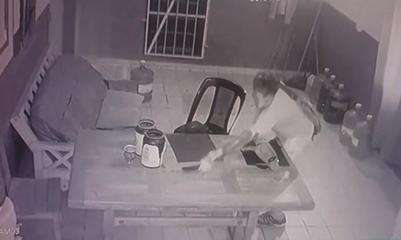 El ladrón ingresó a la parada y sin que el chofer lo viera logró llevarse su celular y su bolso. El ladrón ingresó a la parada y sin que el chofer lo viera logró llevarse su celular y su bolso.