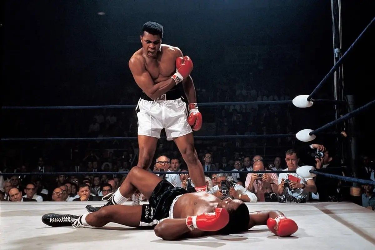 El martes 25 de mayo de 1965, en el St. Dominic’s Hall de Lewinston, Maine, le GKO 1 a Liston en la revancha con lo que se llamó el “golpe fantasma”, ya que muy pocos vieron el mismo cuando impactó en el retador. Ali tenía 23 años y, hasta 1967, retendría sus coronas pesadas ocho veces más.