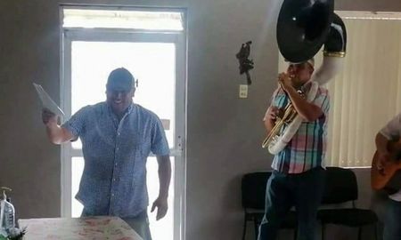 Félix se mostró alegre y cantó junto a la banda. Félix se mostró alegre y cantó junto a la banda.