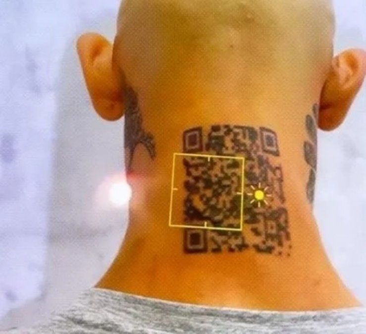 Tras imprimirse esta diseño en su nuca, no pudo escanearlo con su celular. 