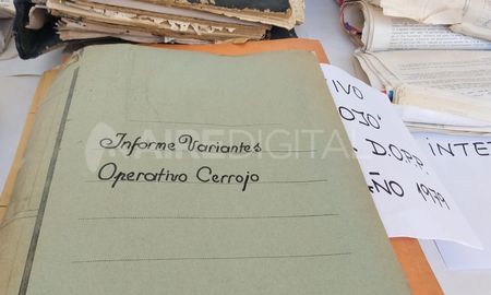 Rota, suelta, desparramada y sucia. Así fue encontrada una importante documentación de la Policía de Santa Fe vinculada a las décadas del 60, 70, 80 y 90. El hallazgo fue en el cuarto de la terraza de una antigua vivienda del centro de la ciudad de Santa Fe. Rota, suelta, desparramada y sucia. Así fue encontrada una importante documentación de la Policía de Santa Fe vinculada a las décadas del 60, 70, 80 y 90. El hallazgo fue en el cuarto de la terraza de una antigua vivienda del centro de la ciudad de Santa Fe.