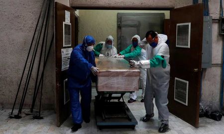 Empleados de una funeraria trasladan el ataúd de una víctima de Covid-19 en un crematorio de México, el 21 de mayo del 2020. Empleados de una funeraria trasladan el ataúd de una víctima de Covid-19 en un crematorio de México, el 21 de mayo del 2020.
